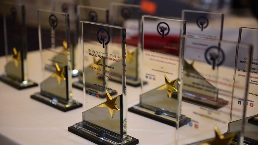2024 Ödül Plaketlerinden bir kare